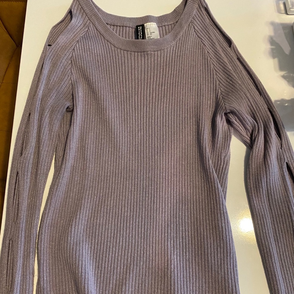 Women’s ribbed lavender top with cutouts